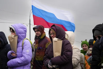 Menschen standen Mitte Februar Schlange, um ein Jahr nach dem Tod des russischen Oppositionsführers Alexej Nawalny Blumen an seinem Grab auf dem Borisowskoje-Friedhof in Moskau niederzulegen.