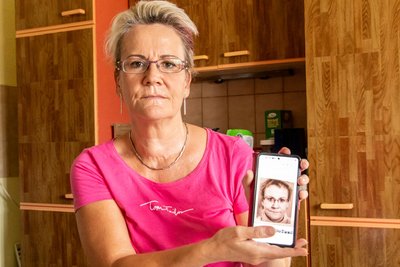 Mandy Goldhammer mit einem Foto aus ihrem früheren Leben, als sie sich noch täglich betrank. Heute hilft sie anderen Menschen, vom Alkohol weg zu kommen.