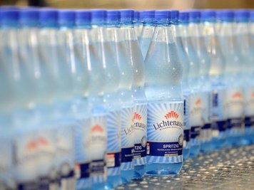            Die Lichtenauer Mineralquellen GmbH profitiert wie andere Mineralwasser-Produzenten enorm vom aktuell heißen Wetter. R. Hirschberger/Archiv