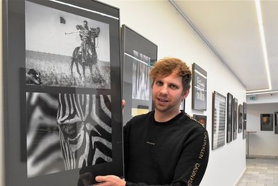 Severin Zähringer mit zwei Schwarz-Weiß-Fotos von Marion Partenfelder. "Csikos in Pose" (oben) beeindruckt mit der ungestümen Dynamik von Pferd und Reiter, das "Zebraauge" spielt mit den Streifen. 