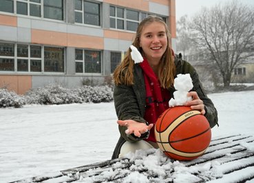 Wenn Emilia Dannebauer schon einen Schneemann baut, muss die untere Kugel auch ein Basketball sein. Die 16-Jährige liebt ihren Sport. 