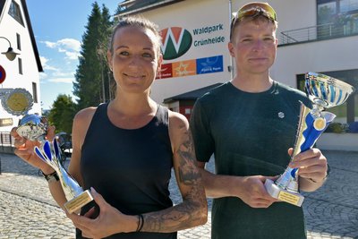 Susann Heckel und Daniel Möckel haben über zehn Kilometer beim Herbstcrosslauf in Grünheide gewonnen.
