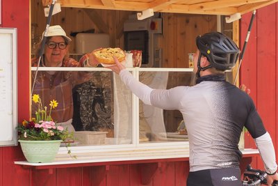 Suzi Benz verkauft aus ihrem Empanada-Häuschen auch andere Leckereien.