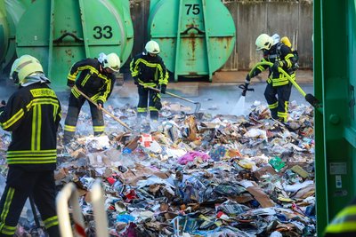 Im Dezember 2025 war in Aue in einem Entsorgungsfahrzeug Hausmüll in Brand geraten. Die Feuerwehr löschte die Flammen, der Fahrer kam mit Verdacht auf Rauchgasvergiftung ins Krankenhaus.