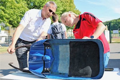 Flöhas Oberbürgermeister Volker Holuscha (l.) lässt sich von Trainerin Romy Reinhold den Aufbau eines Rennschlittens erklären. 