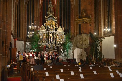 Der Chor singt in der Stadtkirche Mittweida als letztes Lied "Der Mond ist aufgegangen".
