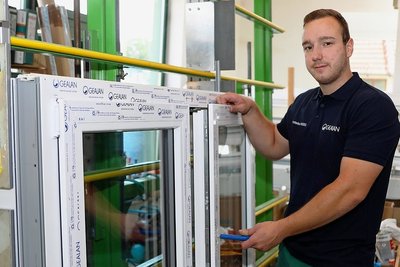 Kurt Modes in der Werkstatt in Stenn. Fensterbau bildet den Schwerpunkt des Familienbetriebes. 