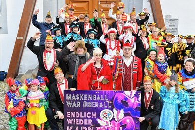 Mit einem Umzug sind die Freiberger Narren unter dem Motto "Maskenball war überall, endlich wieder Karneval" in die neue Saison gestartet. Ein kleines Programm vorm Rathaus sorgte für viel Stimmung. Ob Sven Krüger übergab symbolisch den Rathausschlüssel an das große und kleine Prinzenpaar. Zum Dank wurde er anschließend für die kalte Jahreszeit komplett eingekleidet. mer 