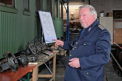 Maik Förster, Vereinsvorsitzender der Museumsbahn, hat Neugierigen einiges zu Schienenfahrzeugen erklärt. 
