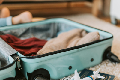Wechselnde Temperaturen, unterschiedliche Reisedauern und begrenzter Stauraum machen das Packen in den Winter- und Frühlingsferien sehr schwierig.