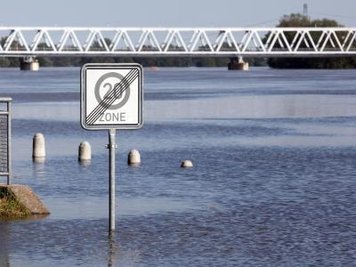 Ein Verkehrsschild ragt in Wittenberge aus dem Wasser der Elbe.
