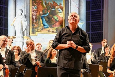 Unter der Leitung des Dirigenten Marco Zambelli streifte Philharmonie durch das Paris um die Jahrhundertwende. 
