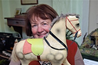 Sabine Eichhorn zeigt ein Spielzeugpferd von Cuno und Otto Dressel aus Grünhainichen. 