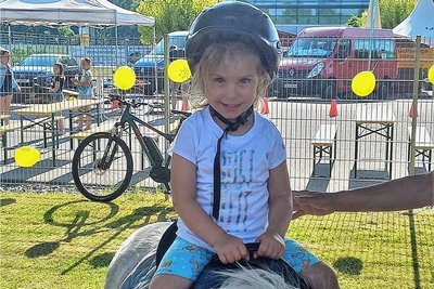 Zur Kindertagsfeier in Flöha saß Pia aus Flöha erstmals auf einem Ponny. 