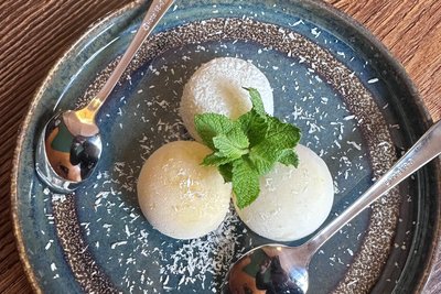 Zu den drei Nachspeisen auf der Karte gehören Mochi.