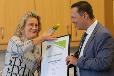Die Auszeichnung zum Ehrenamt des Monats: Mandy Goldhammer mit Landrat Rico Anton.