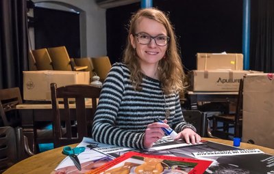 Juliane Röber bereitet derzeit Plakate vor, um für die Mitte Februar im Theater Variabel wieder beginnenden Veranstaltungen bewerben zu können. 