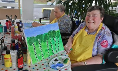 Margit Müller zeichnete bei dem Workshop ein Landschaftsmotiv.