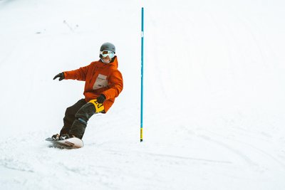 Als Schnellster ins Ziel: Henry Holze beim Snowboard-Contest im böhmischen Pernink.