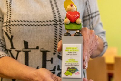 Ein besonderes Geschenk vom Landkreis – mit Gravur. Der „Held“. Die Figur steht für Helfen und Danken. „Den kann man nicht kaufen, sich aber verdienen“, so Landrat Rico Anton.