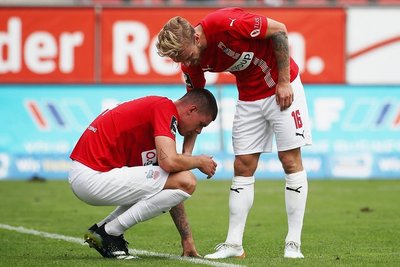 Nils Butzen (r.) tröstet Max Reinthaler, der zwei Großchancen zu seinem ersten Punktspieltor für den FSV Zwickau nicht nutzen konnte. 