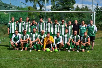 TSV Grün-Weiß Mildenau: (h.v.l.): Florian Hofrichter, Luca Reuther, Moritz Klemm, Marcus Schreiter, Alexander Kunz, Benjamin Nestler, Tobias Ziegler, Johann Kreide, Enrico Köhler, Christian Stückrath, Felix Meyer, Zeugwart Martin Hunger; (v.v.l.): Marcel Steinert, Robert Kunze, Julian Kunze, Marco Siebert, Andreas Martin, Patrick Drechsel, Sebastian Östreich, Ole Brand, Kai Morgenstern; Foto von 19/20, ein aktuelles Bild lag der Redaktion nicht vor.