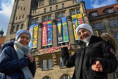 Lina Aldiri (links) und Wiaam Aldiri besuchen die neunte Klasse der Montessori-Schule und haben je ein Banner gestaltet. 