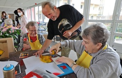 Mit Graffiti-Künstler Jens "Tasso" Müller sprühten Christina Gürnth (rechts) und Irmgard Joswig (links) im Altenheim im "Haus am Wasserturm" im Rahmen eines Workshops bunte Vögel auf eine Leinwand. 