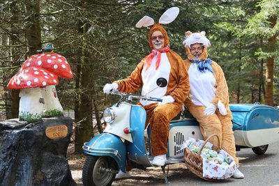 Hoppsi und Floppsi verteilen Osterüberraschungen.