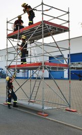 THW-Mitglieder proben an ihrem Übungsturm, der auch zum Tag der offenen Tür aufgebaut sein wird. 