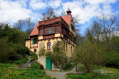 Das Herrmann-Vogel-Haus im vogtländischen Krebes ist malerisch gelegen.
