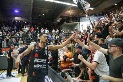 Tragischer Held in Hamburg: Mit 26 Zählern war Ivan Elliott der beste Werfer in Spiel vier, traf kurz vor Spielende aber die falsche Entscheidung. Foto: Toni Söll