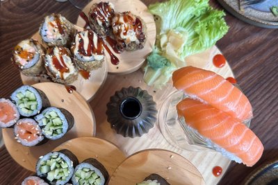Fehlanzeige bei der Show mit Trockeneis, das Sushi in Rauch hüllt. Auch nach Stäbchen und Soßen müssen Gäste erst fragen.