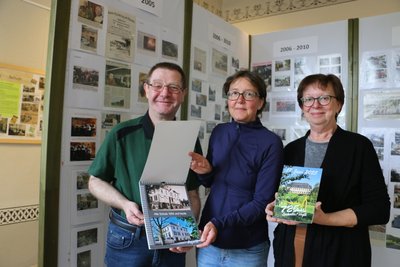 Tino Gerbert, Katja Rechenbach, Kathrin Fuchs (von links) und Simone Enders haben die Ausstellung im Schloss zusammengestellt. Als Souvenirs vom Fest gibt es einen Kalender für 2026 und die Chronik.