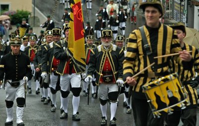 
              <p class="artikelinhalt">Die Seiffener Berg- und Hüttenknappschaft führte am Samstag den Bergaufzug durch das Spielzeugdorf an. Das 15. Seiffener Glückauf fand mit einer Feier in der Bergkirche seinen Abschluss. Die Freilichtbühne "Geyerin" konnte nicht genutzt werden, weil sie vom Regen aufgeweicht war. </p>
            