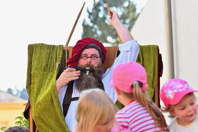 Camillo Fischer begeisterte die meist jungen Zuschauer mit seinem Puppentheater.