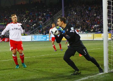 Nach langer Zwangspause wegen einer Ellbogenverletzung gegen Düsseldorf wieder im Auer Team: Torhüter Martin Männel. Die Fans feierten den Kapitän der Veilchen überschwänglich.