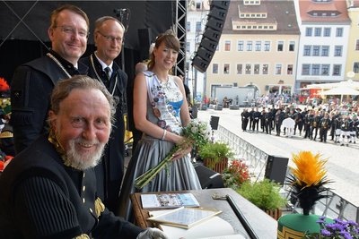 Knut Neumann hat sich am Sonntag in das Goldene Buch der Stadt Freiberg eingetragen. OB Sven Krüger (dahinter von links), sein Vize Holger Reuter und Silberstadtkönigin Julia Richter verfolgen den Festakt. 