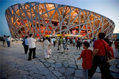 Das auch als "Vogelnest" bekannte Nationalstadion in Peking stand bereits 2008 bei den Olympischen Sommerspielen (Foto) im Mittelpunkt. Auch die Eröffnungszeremonie der Winterspiele im Februar 2022 wird dort stattfinden. 