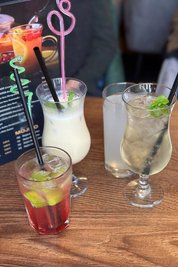 Eine gute Auswahl an Getränken steht auf der Karte. Hier sind es Mojito Erdbeere, Mango Lassi, Litschisaft und Aloe-Vera-Limonade. Daran gibt’s nix zu mäkeln.