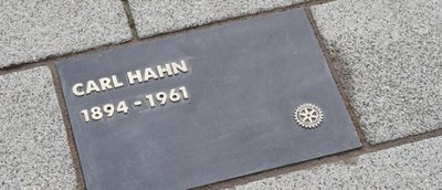 Mit dieser Tafel ehrten Chemnitzer Rotarier Carl Hahn senior.