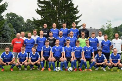 SpVgg Neundorf/Wiesenbad: (h. v. l.): Kay Lämmel, Tommy Hirschböck, Lars Böttger, Kristian Mauersberger, Maximilian Winkler; (M. v. l.): Betreuer Wilfried Nestler, Mannschaftsleiter Rico Meyer, Andy Ullmann, Vorsitzender Robert Meyer, Kapitän Chris Weichert, Marcel Nestler, Mirko Loos, Rico Morbach, Björn Weichert, Phillip Beine, Co-Trainer Alexander Kunz, Yves Hofmann, Trainer Mirko Schneider; (v. v. l.): Christian Nestler, Lukas Herrmann, Kevin Hengst, Nico Kreher, Richard Wohlgemuth, Willi Schneider, Moritz Nicklaus, Paul Mey, Walter Wohlgemuth, Max Michael Zink. .