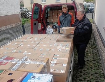 Spendenaktion "Kinder helfen Kindern": Günther Vorsatz und Frank Richter von der Adventgemeinde Flöha verladen 204 Pakete.