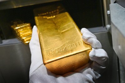 Wer sein Geld in Goldbarren angelegt, sein Vermögen daheim aufbewahren und gegen Diebstahl versichern will, braucht dafür in der Regel einen fest verankerten Tresor.
