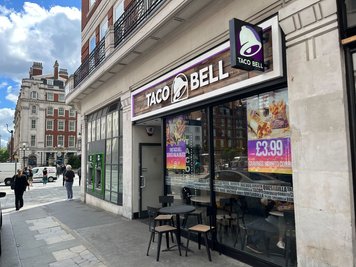 Blick auf eine Taco Bell-Filiale in London. Die US-Fast-Food-Kette Taco-Bell unternimmt den zweiten Anlauf zur Expansion in Deutschland. (Archivbild)