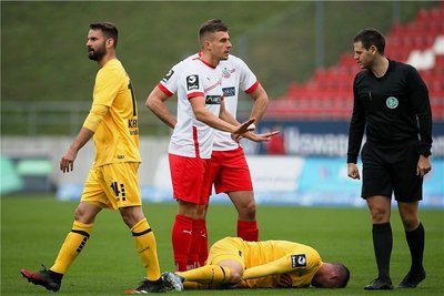 Maurice Hehne (2. v. l.) am Samstag kurz nach seinem Foulspiel.