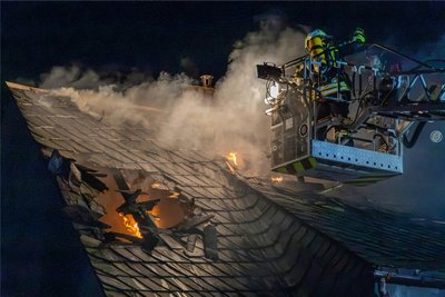Als die Feuerwehr anrückte, hatten die Flammen schon aus den Fenstern im Obergeschoss des Hauses in Alberoda geschlagen und sich später durch die Dachhaut gefressen.