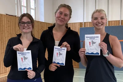 Eva Fichtenau (v. l.), Lara Bieber und Marit Schulze beim Selbstverteidigungsworkshop.