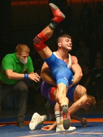 Aues Mate Krasznai (71 kg/k) hebt den Greizer Christian Fetzer aus und bezwingt ihn am Ende mit 8:0 nach Punkten. 