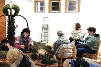 Die Burkerdorferinnen bei den Osterglocke-Vorbereitungen in der alten Feuerwehr.